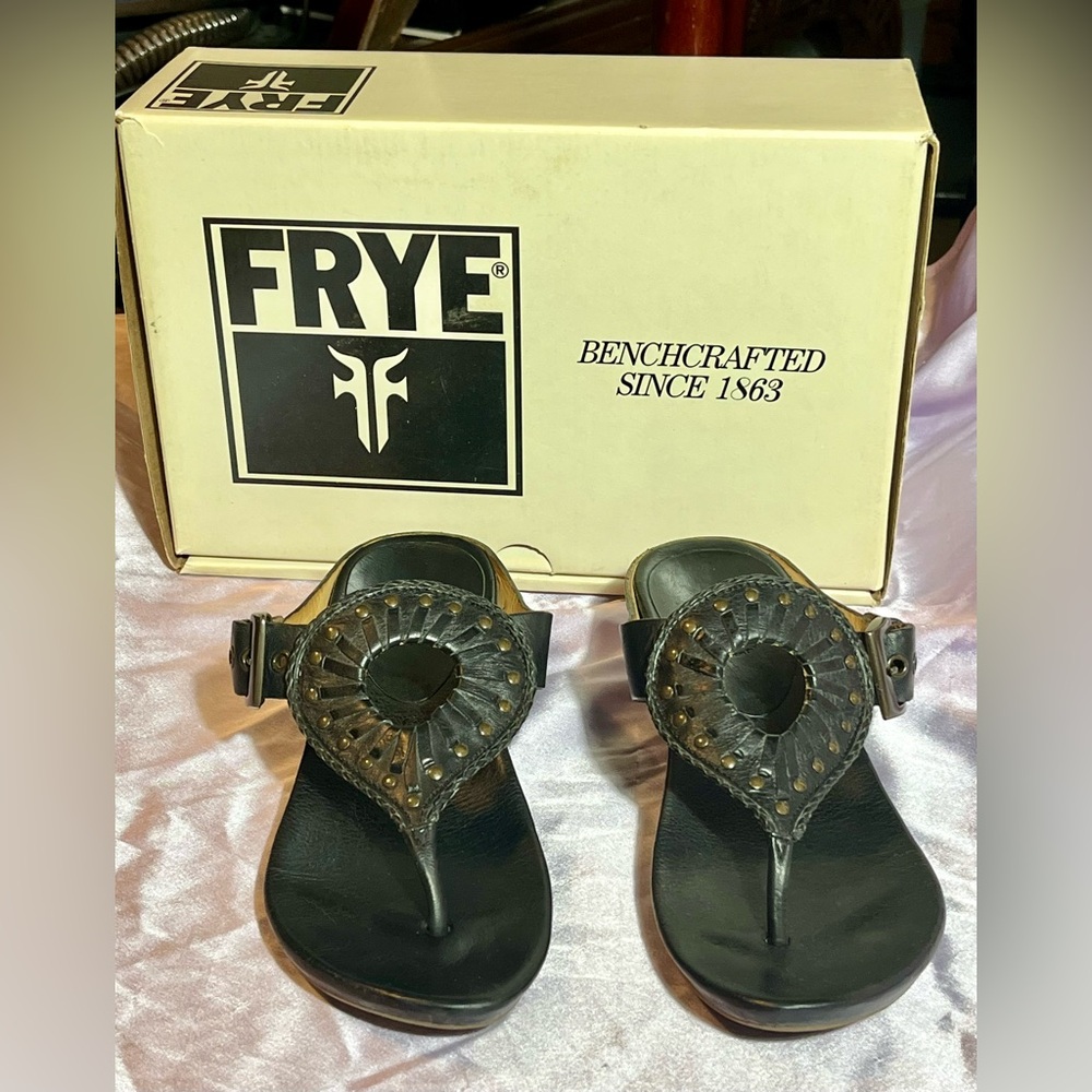 Frye Wo Sz 7.5 Black Leather Lee Thong Sandals Brass studded Like New w/Box